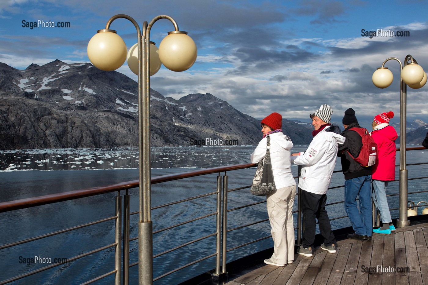 PASSAGERS SUR LE PONT DU PAQUEBOT POUR ADMIRER LE PAYSAGE, BATEAU DE CROISIERE ASTORIA, FJORD DU DETROIT DE PRINCE CHRISTIAN SUND, GROENLAND 