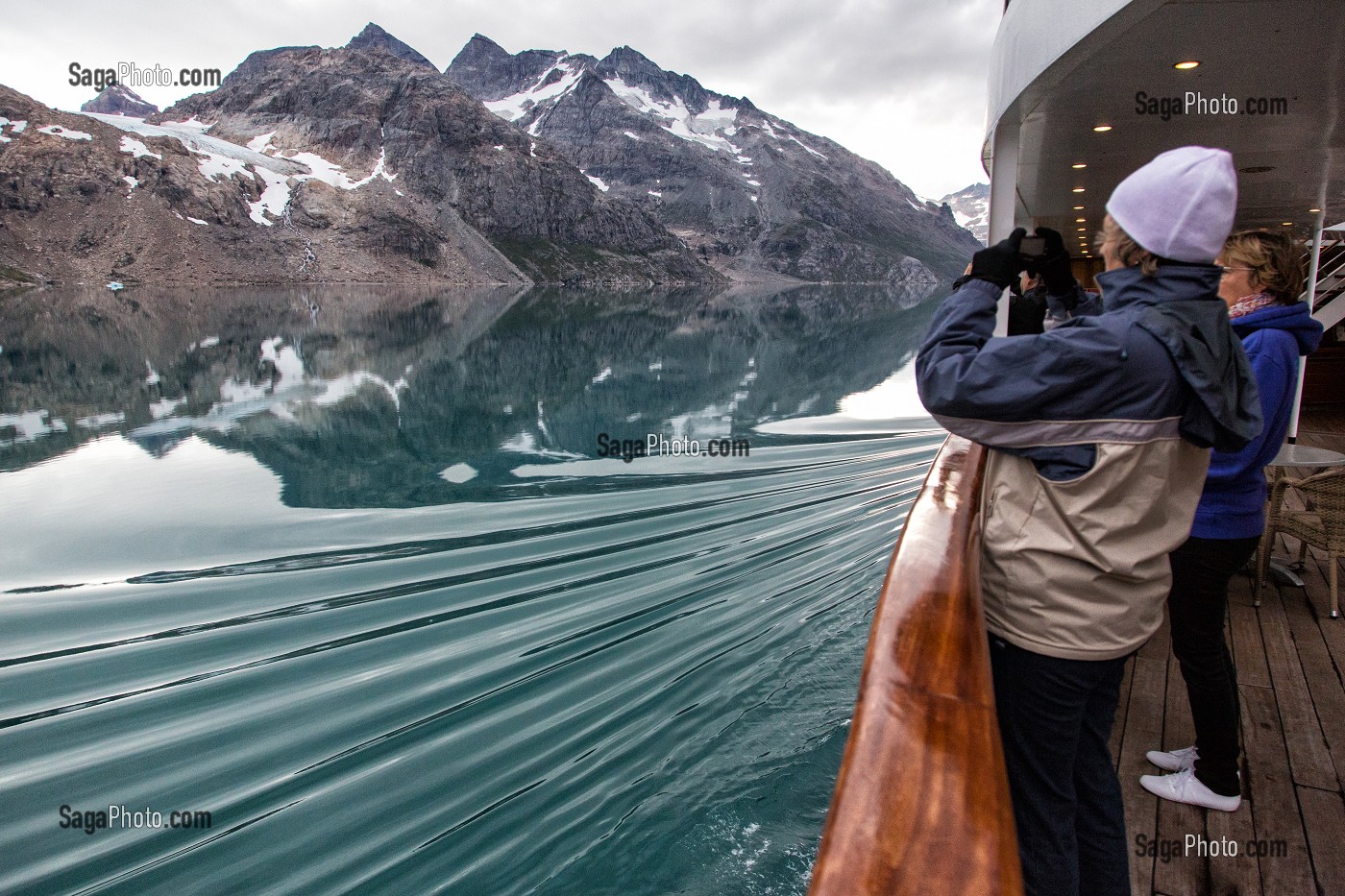 PASSAGERS SUR LE PONT DU PAQUEBOT POUR ADMIRER LE PAYSAGE, BATEAU DE CROISIERE ASTORIA, FJORD DU DETROIT DE PRINCE CHRISTIAN SUND, GROENLAND 