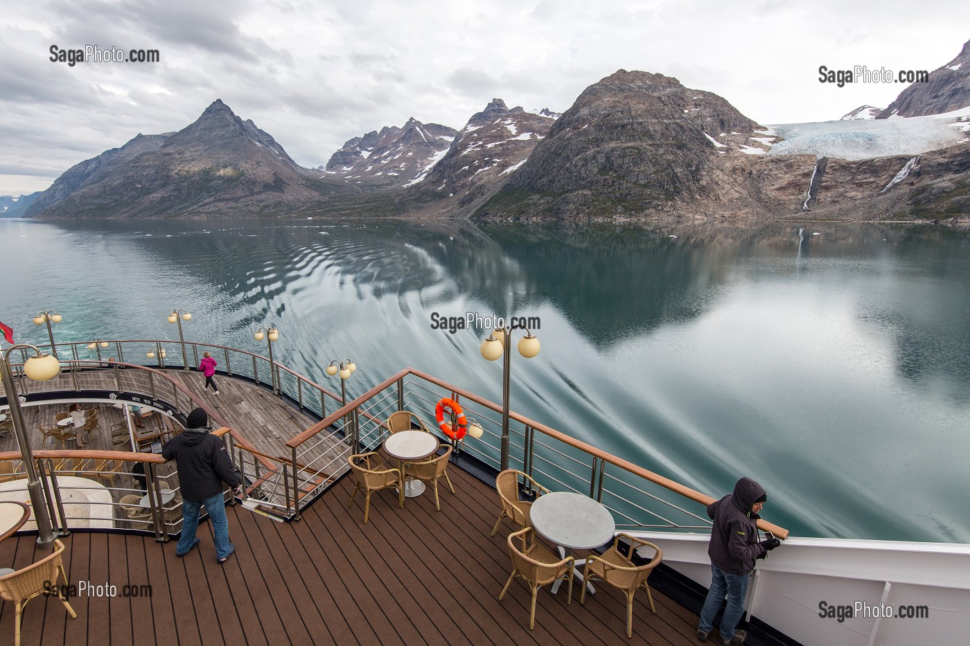 PASSAGERS SUR LE PONT DU PAQUEBOT POUR ADMIRER LE PAYSAGE, BATEAU DE CROISIERE ASTORIA, FJORD DU DETROIT DE PRINCE CHRISTIAN SUND, GROENLAND 