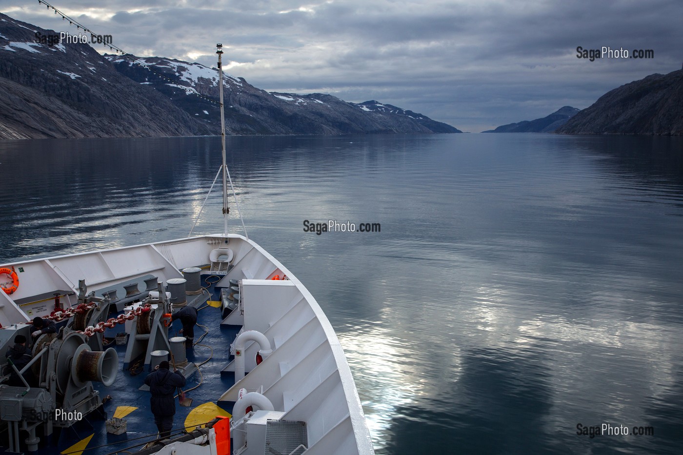 PONT AVANT DU PAQUEBOT, BATEAU DE CROISIERE ASTORIA, FJORD DU DETROIT DE PRINCE CHRISTIAN SUND, GROENLAND 