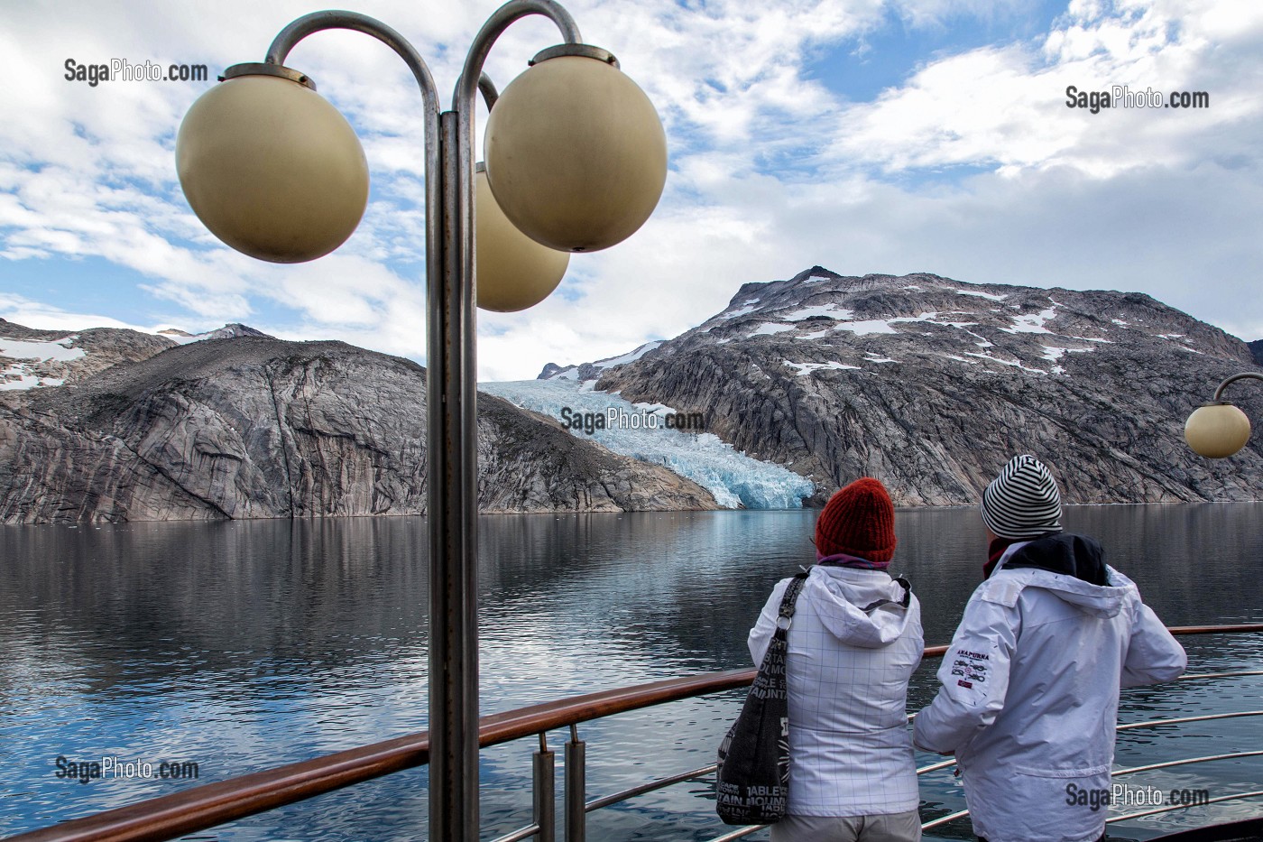 PASSAGERS SUR LE PONT DU PAQUEBOT POUR ADMIRER LE PAYSAGE, LANGUE GLACIAIRE DU GLACIER DE COULEUR BLEUE, BATEAU DE CROISIERE ASTORIA, FJORD DU DETROIT DE PRINCE CHRISTIAN SUND, GROENLAND 