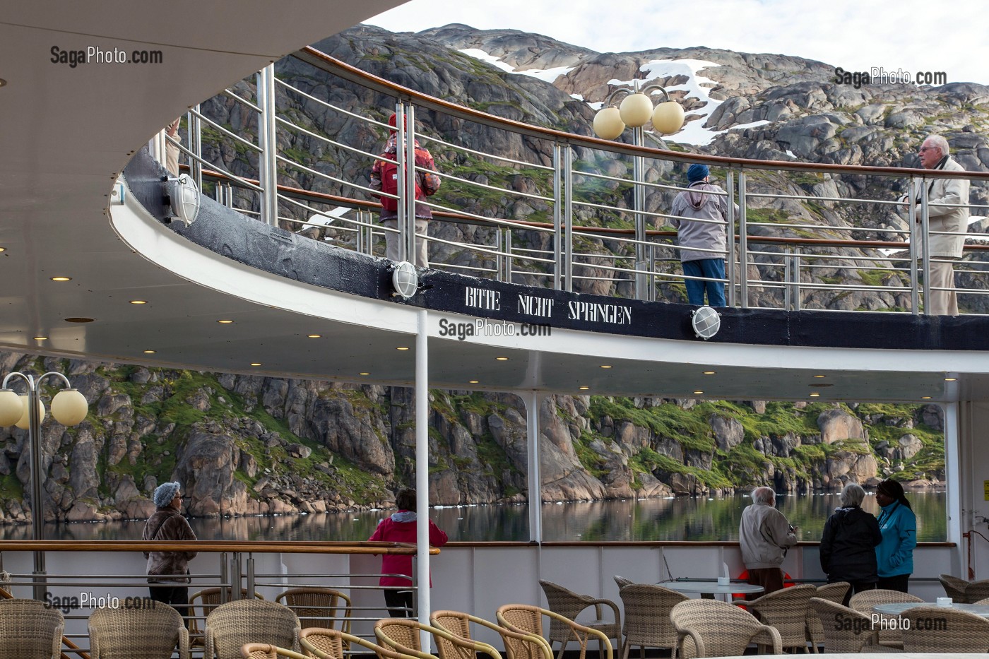 PASSAGERS SUR LE PONT DU PAQUEBOT POUR ADMIRER LE PAYSAGE, BATEAU DE CROISIERE ASTORIA, FJORD DU DETROIT DE PRINCE CHRISTIAN SUND, GROENLAND 