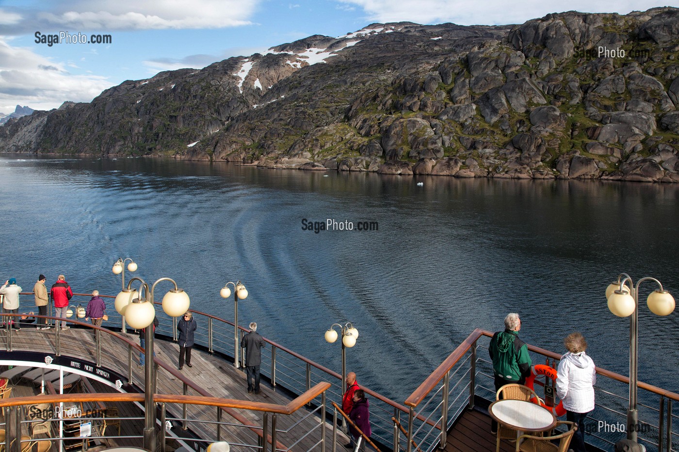PASSAGERS SUR LE PONT DU PAQUEBOT POUR ADMIRER LE PAYSAGE, BATEAU DE CROISIERE ASTORIA, FJORD DU DETROIT DE PRINCE CHRISTIAN SUND, GROENLAND 