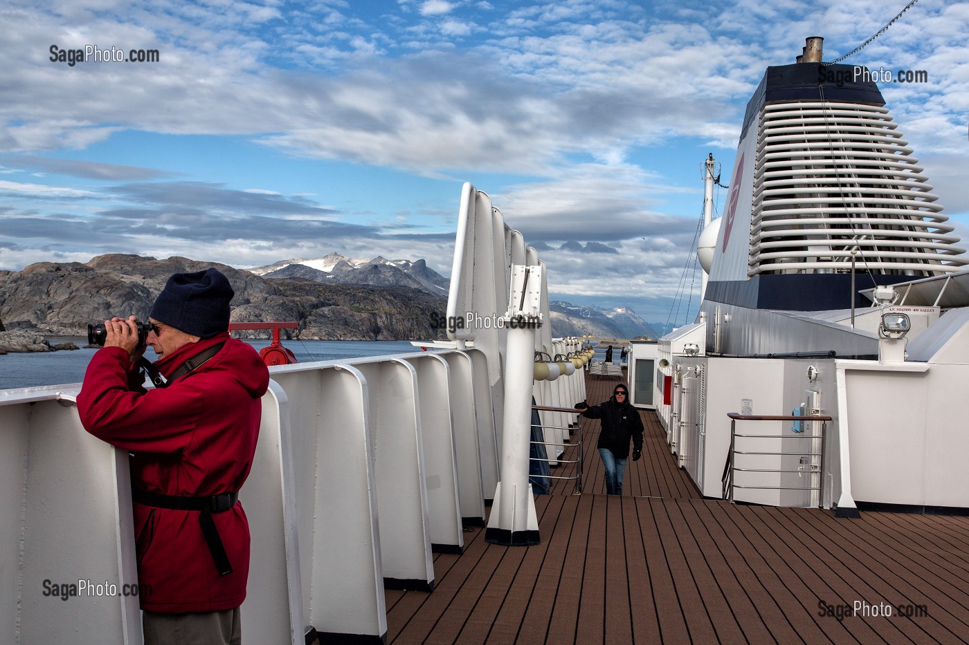 PASSAGERS SUR LE PONT DU PAQUEBOT POUR ADMIRER LE PAYSAGE, BATEAU DE CROISIERE ASTORIA, FJORD DU DETROIT DE PRINCE CHRISTIAN SUND, GROENLAND 