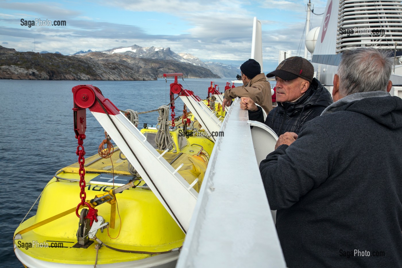 LOUIS BODIN, PRESENTATEUR DES PREVISIONS METEO SUR TF1 ET RTL, A BORD D'UN BATEAU DE CROISIERE ASTORIA, ANIMATEUR DE CONFERENCES, FJORD DU DETROIT DE PRINCE CHRISTIAN SUND, GROENLAND 