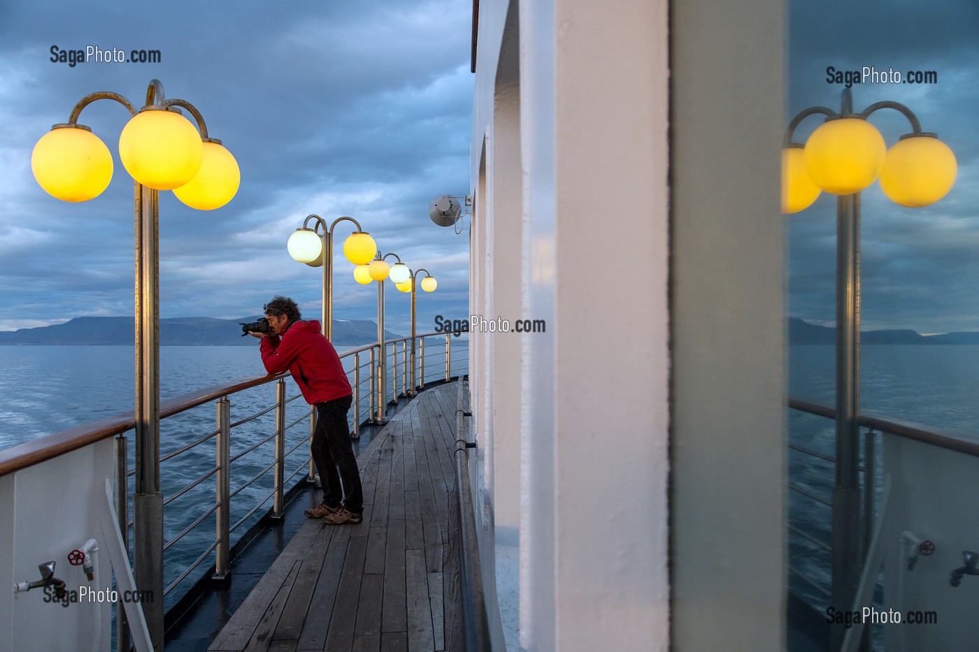 PHOTOGRAPHE SUR LE PONT SUPERIEUR DU PAQUEBOT, BATEAU DE CROISIERE ASTORIA DEVANT LES COTES ISLANDAISES, ISLANDE 