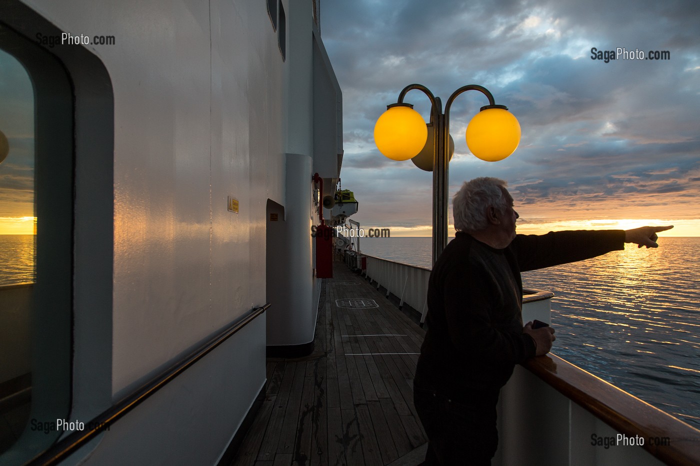 PASSAGER SUR LE PONT SUPERIEUR DU PAQUEBOT, BATEAU DE CROISIERE ASTORIA DEVANT LES COTES ISLANDAISES, ISLANDE 