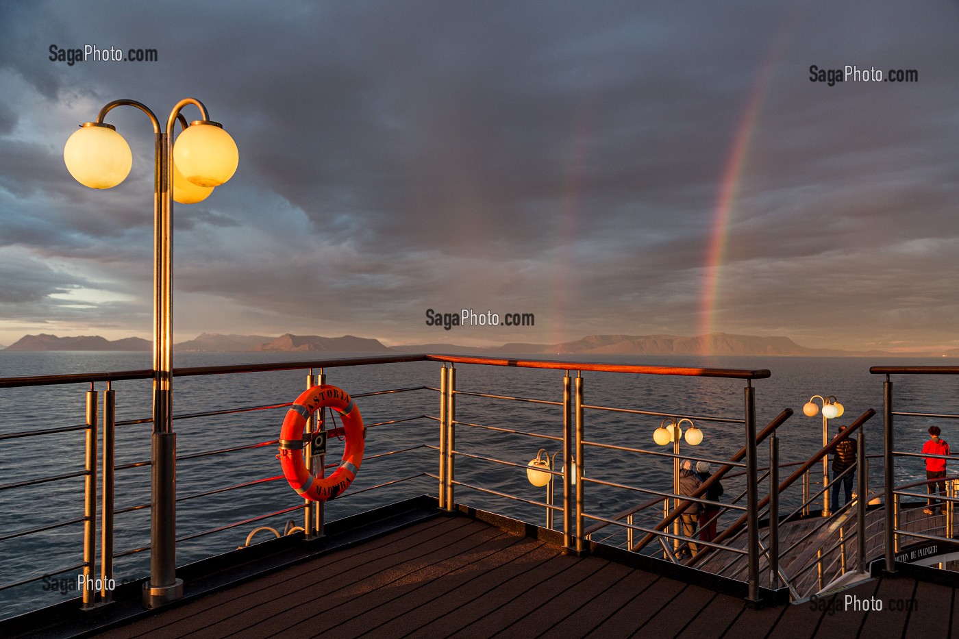 ARC EN CIEL, PONT SUPERIEUR DU PAQUEBOT, BATEAU DE CROISIERE ASTORIA DEVANT LES COTES ISLANDAISES, ISLANDE 