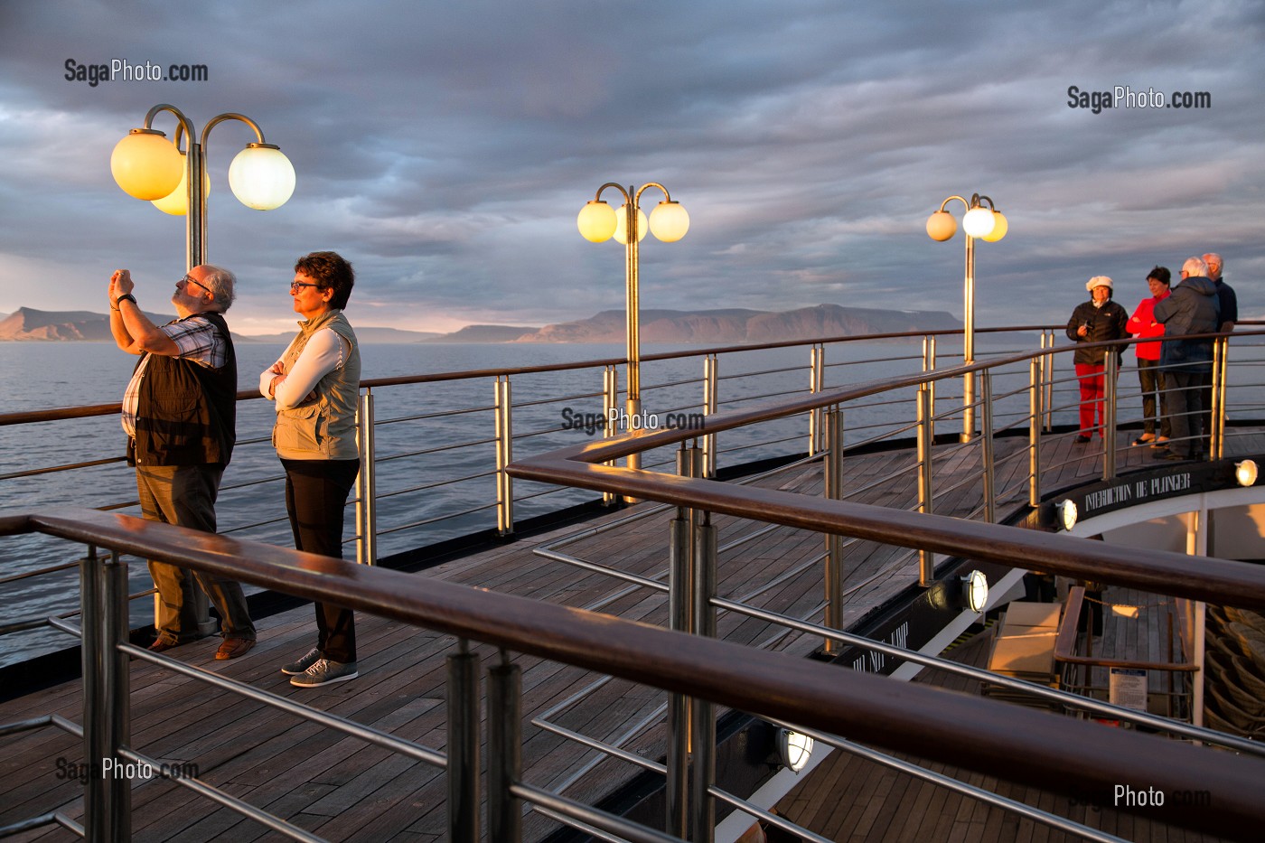 PASSAGERS SUR LE PONT SUPERIEUR DU PAQUEBOT, BATEAU DE CROISIERE ASTORIA DEVANT LES COTES ISLANDAISES, ISLANDE 