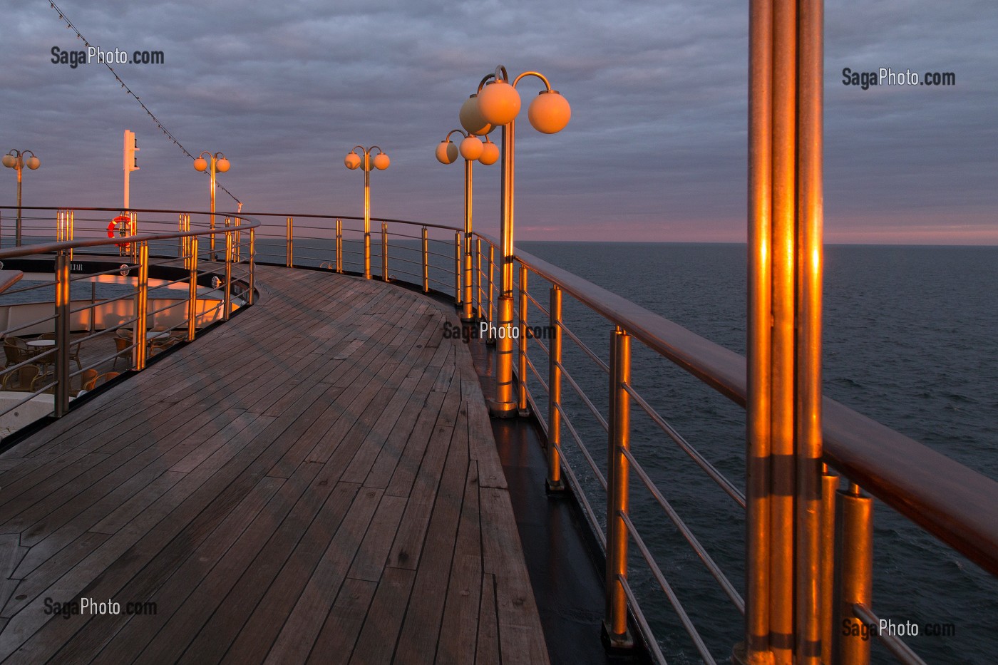 COUCHER DE SOLEIL SUR LE  PONT SUPERIEUR DU PAQUEBOT, BATEAU DE CROISIERE ASTORIA DEVANT LES COTES ISLANDAISES, ISLANDE 