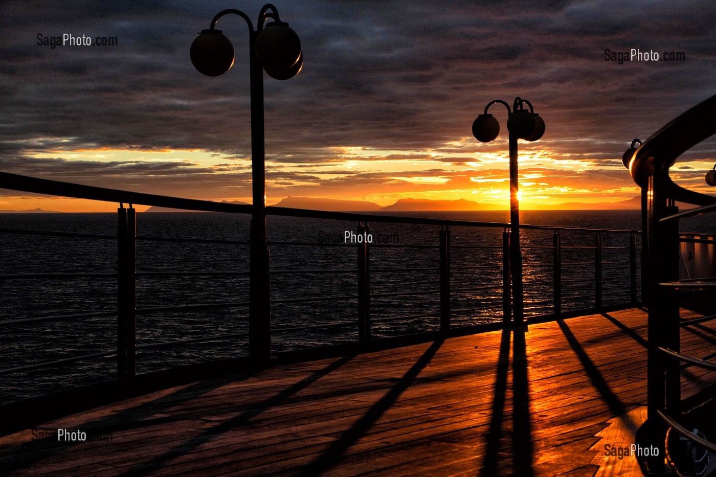 COUCHER DE SOLEIL SUR LE  PONT SUPERIEUR DU PAQUEBOT, BATEAU DE CROISIERE ASTORIA DEVANT LES COTES ISLANDAISES, ISLANDE 