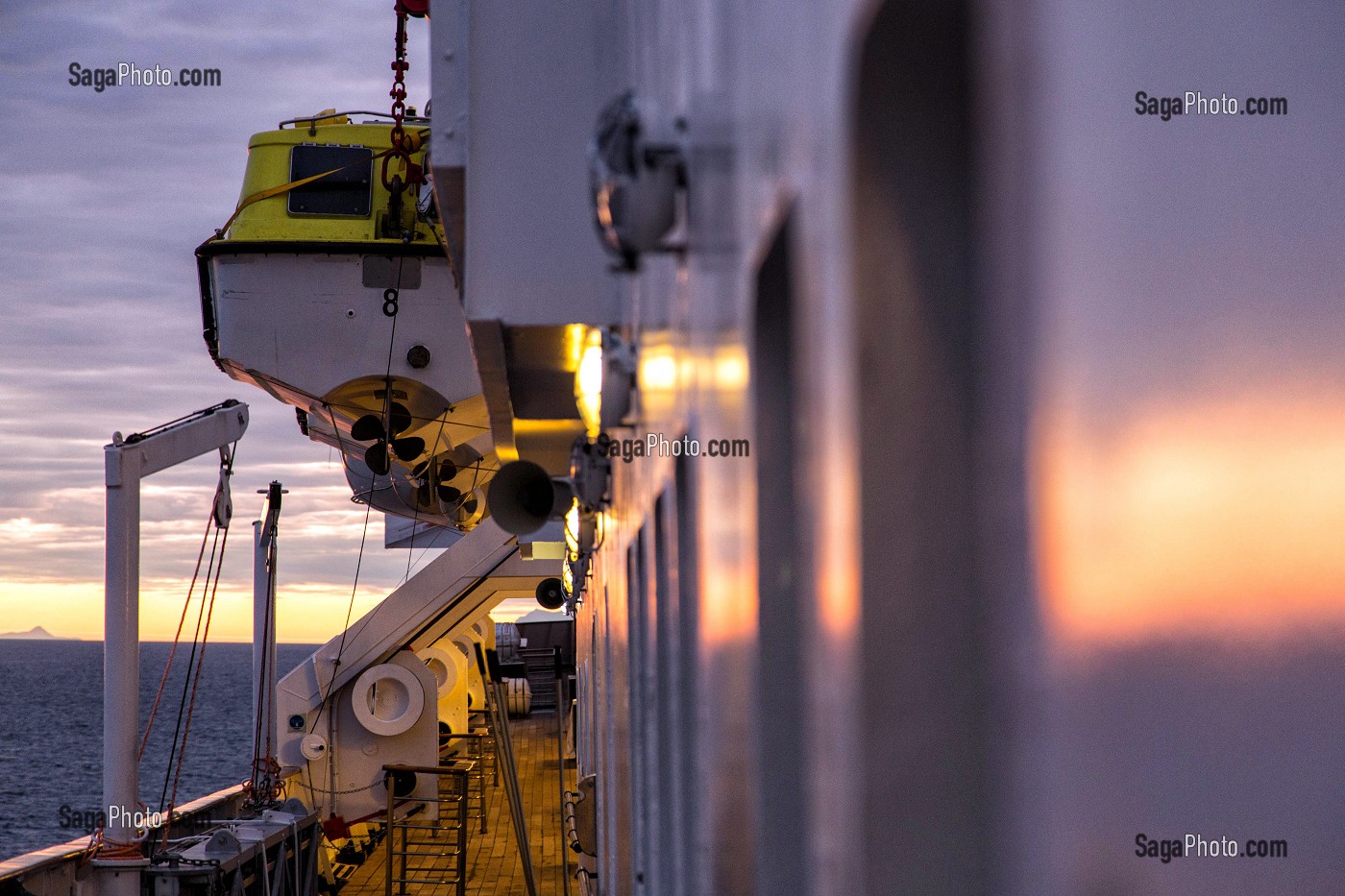 COUCHER DE SOLEIL SUR LE  PONT SUPERIEUR DU PAQUEBOT, BATEAU DE CROISIERE ASTORIA DEVANT LES COTES ISLANDAISES, ISLANDE 