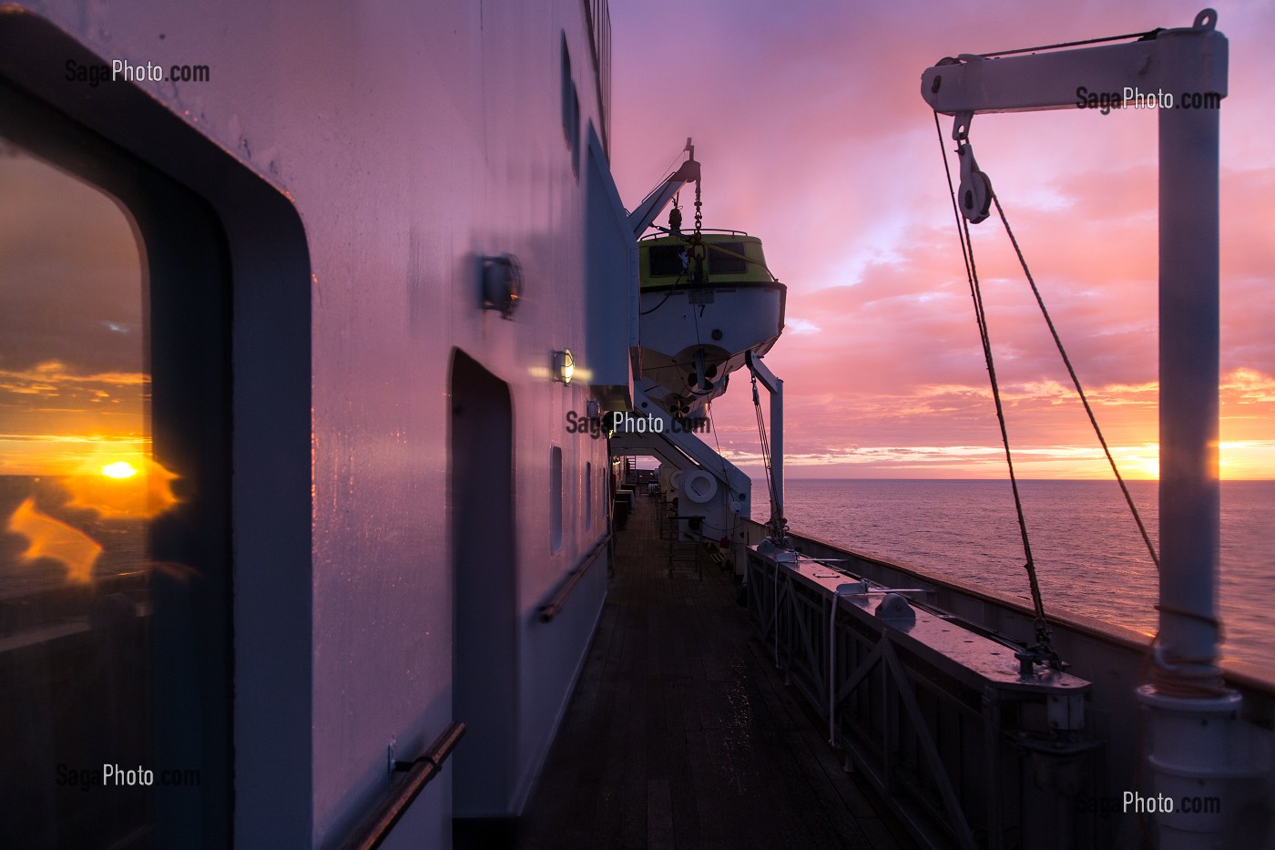 COUCHER DE SOLEIL SUR LE  PONT SUPERIEUR DU PAQUEBOT, BATEAU DE CROISIERE ASTORIA DEVANT LES COTES ISLANDAISES, ISLANDE 