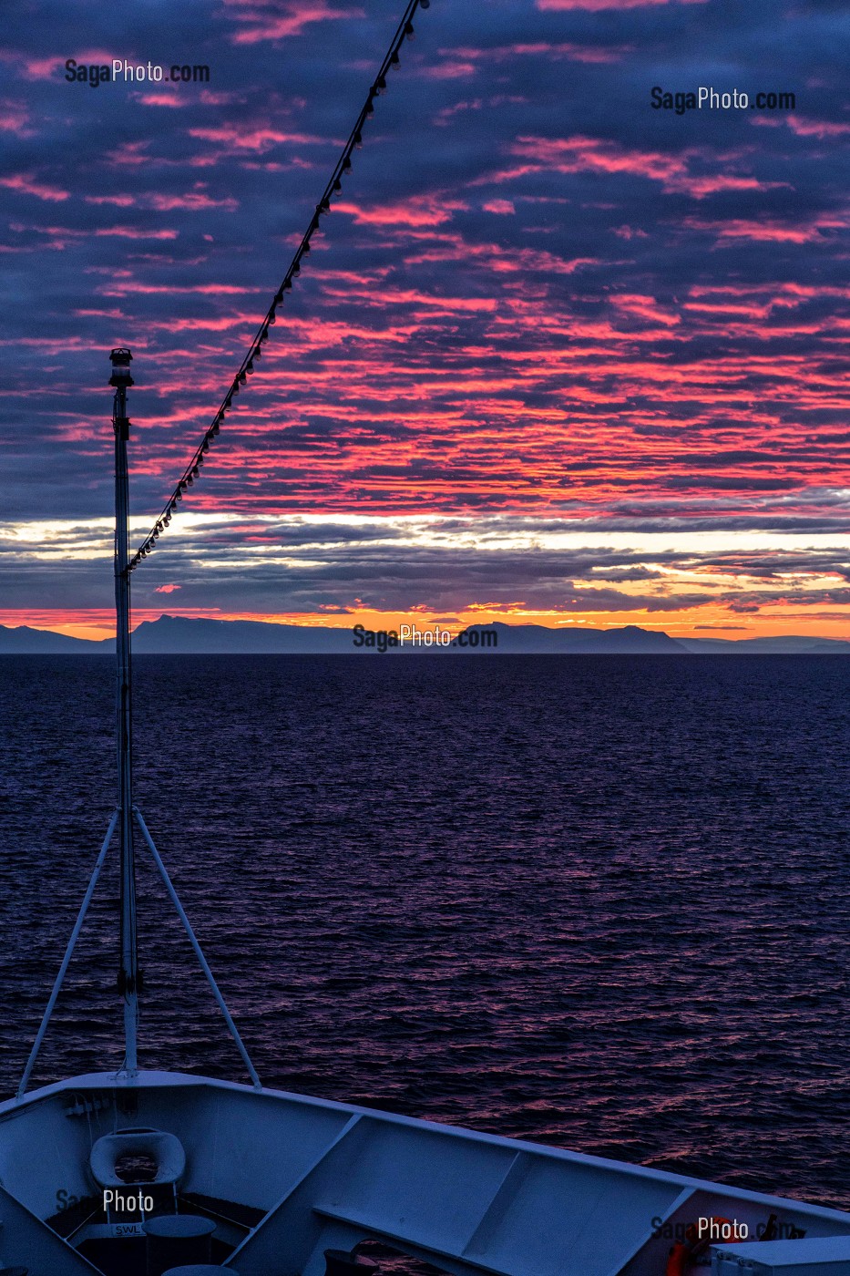 LEVER DE SOLEIL SUR LE  PONT SUPERIEUR DU PAQUEBOT, BATEAU DE CROISIERE ASTORIA DEVANT LES COTES ISLANDAISES, ISLANDE 