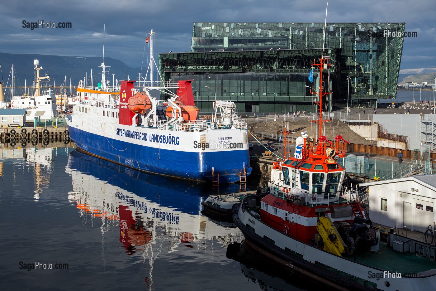 BATEAUX A QUAI DEVANT LE HARPA, SALLE DE CONCERT ET CENTRE DES CONGRES, VIEUX PORT DE REYKJAVIK, ISLANDE 