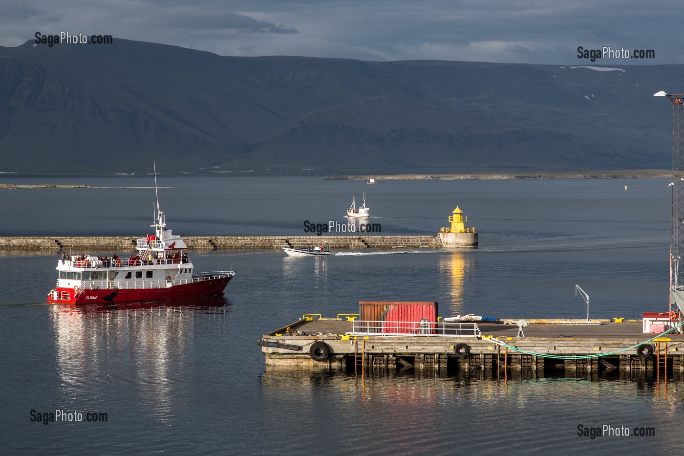 BATEAUX (FERRY, PECHE, PLAISANCE) DANS LA DIGUE DU PORT, REYKJAVIK, ISLANDE 