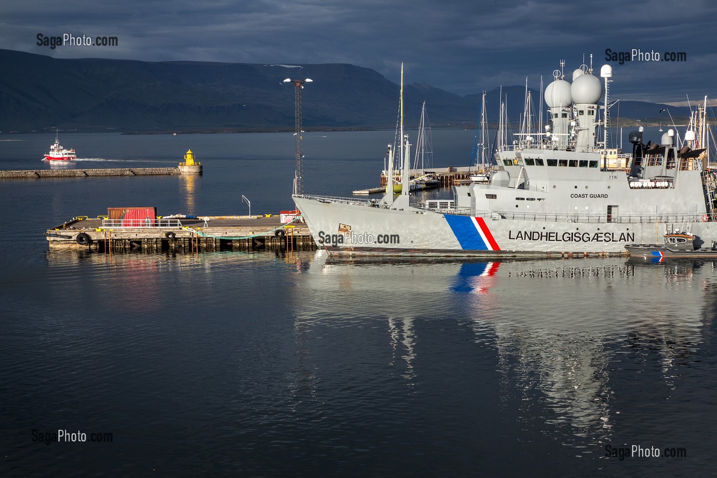 BATEAU MILITAIRE SUR LE QUAI DE LA DIGUE DU PORT, REYKJAVIK, ISLANDE 