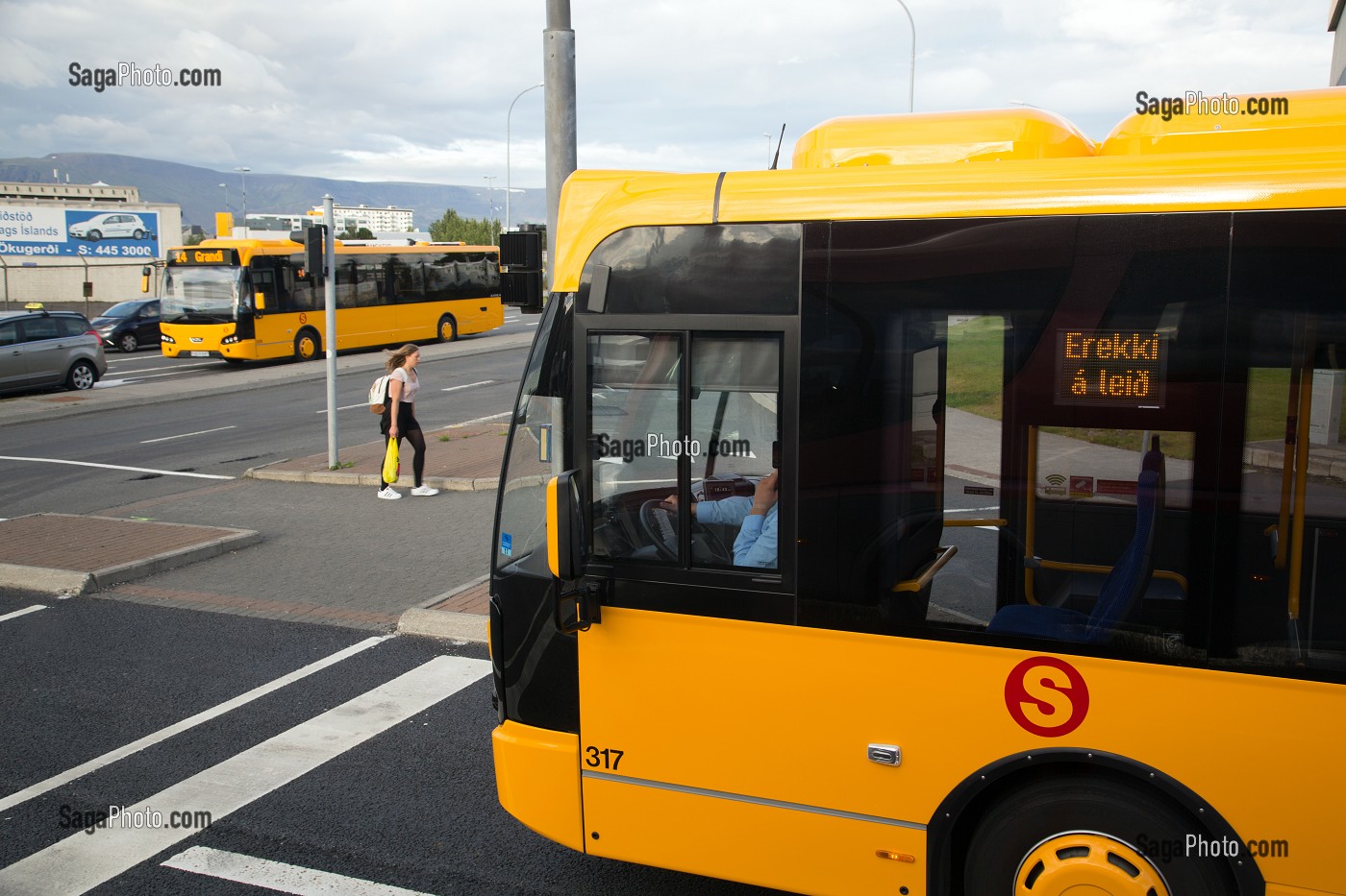 CAR JAUNE DE TRANSPORT PUBLIC, REYKJAVIK, ISLANDE, EUROPE 