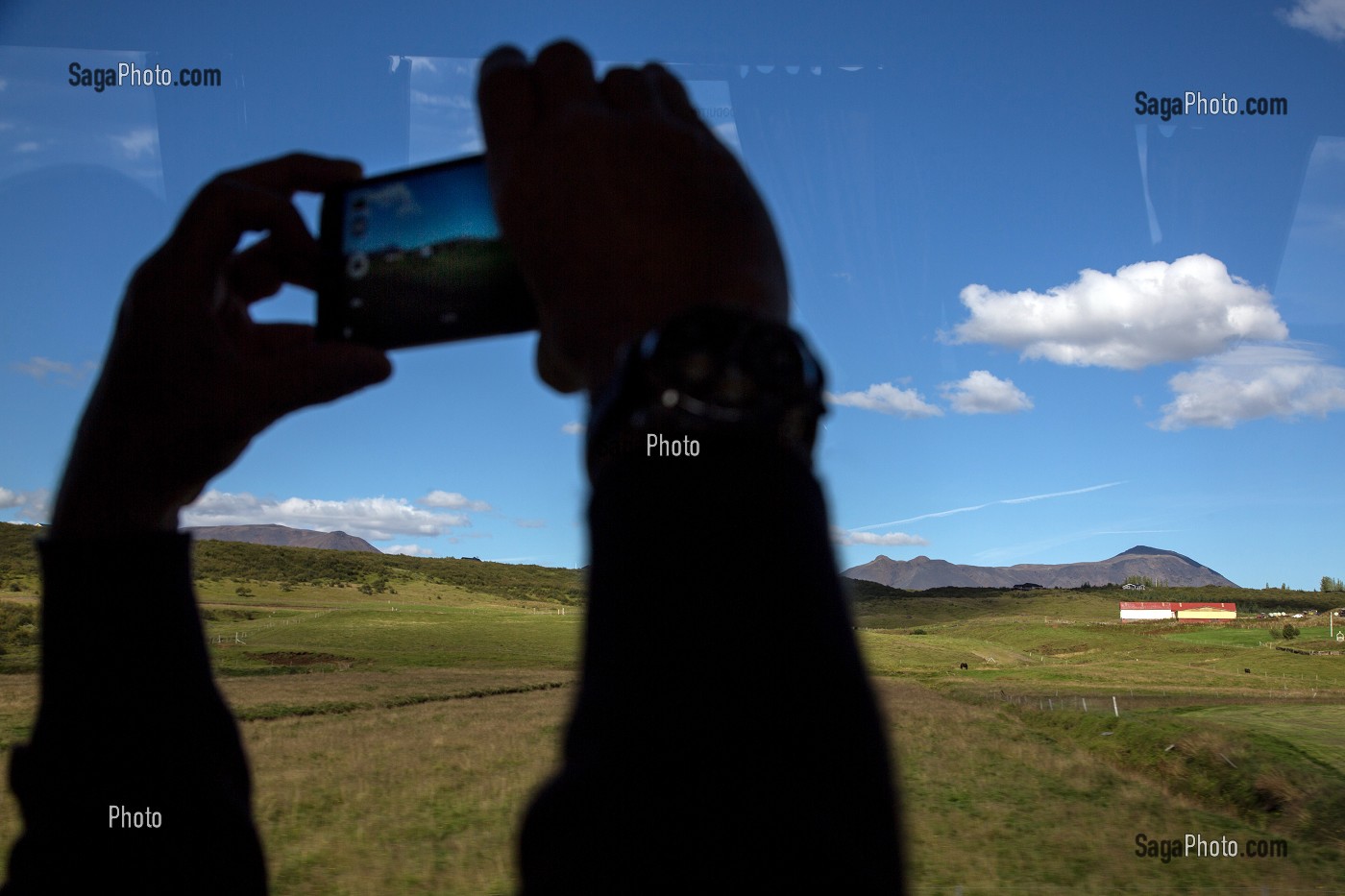 PRISE DE VUE PHOTO AVEC UN TELEPHONE PORTABLE DEPUIS UN BUS, CERCLE D'OR, GOLDEN CIRCLE, SUD-OUEST DE L'ISLANDE 