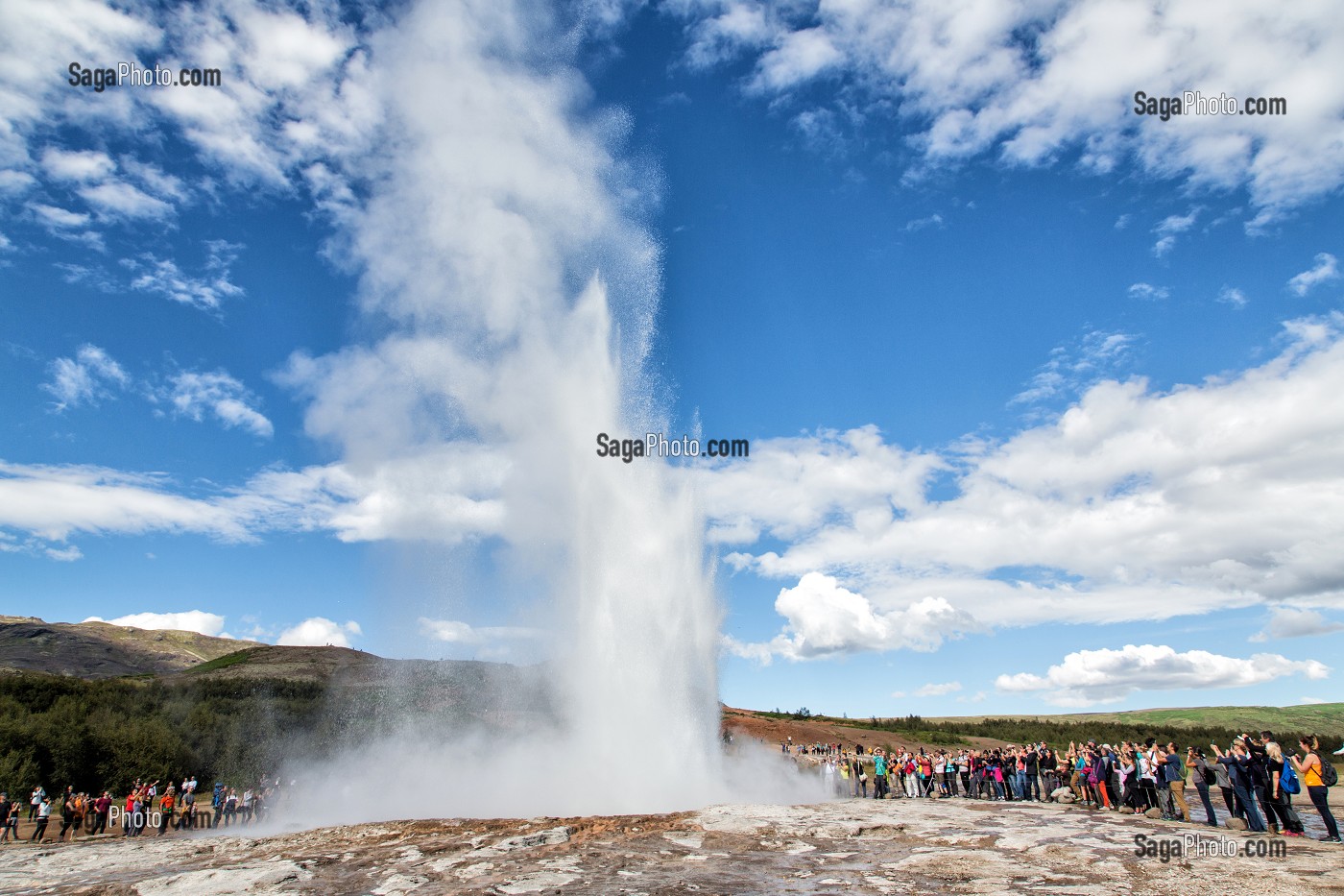 JAILLISSEMENT D'UN GEYSER SUR LE CELEBRE SITE DE GEYSIR, APPELE STOKKUR ET PROPULSANT TOUTES LES 10 A 15 MN UNE COLONNE D'EAU ET DE VAPEUR DE 35 METRES, CERCLE D'OR, GOLDEN CIRCLE, SUD-OUEST DE L'ISLANDE 