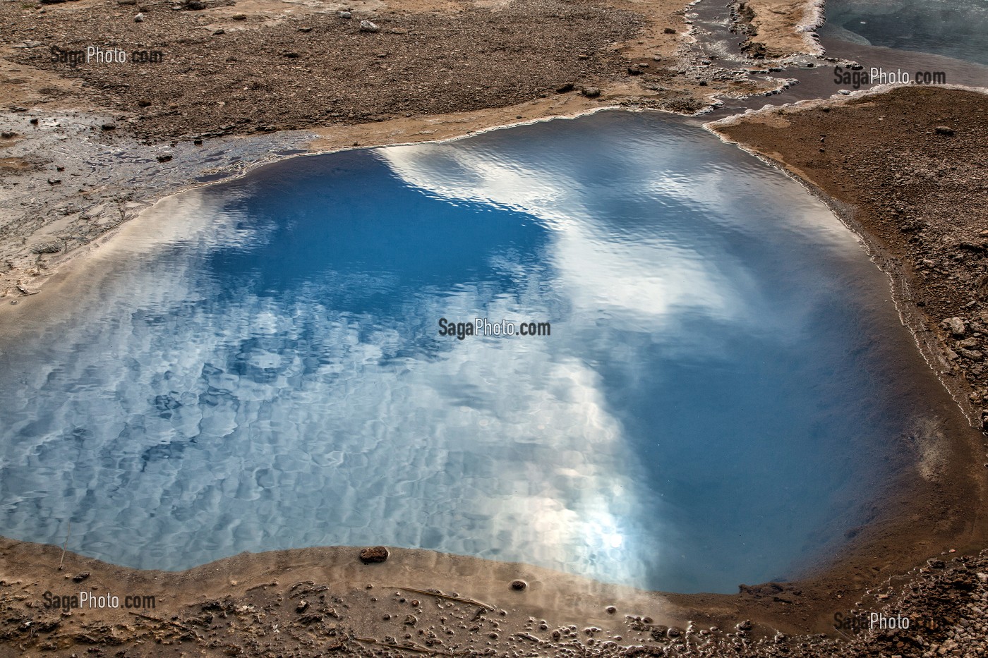 SOURCE D'EAU CHAUDE BLEUE SUR LE CELEBRE SITE DE GEYSIR, CERCLE D'OR, GOLDEN CIRCLE, SUD-OUEST DE L'ISLANDE 