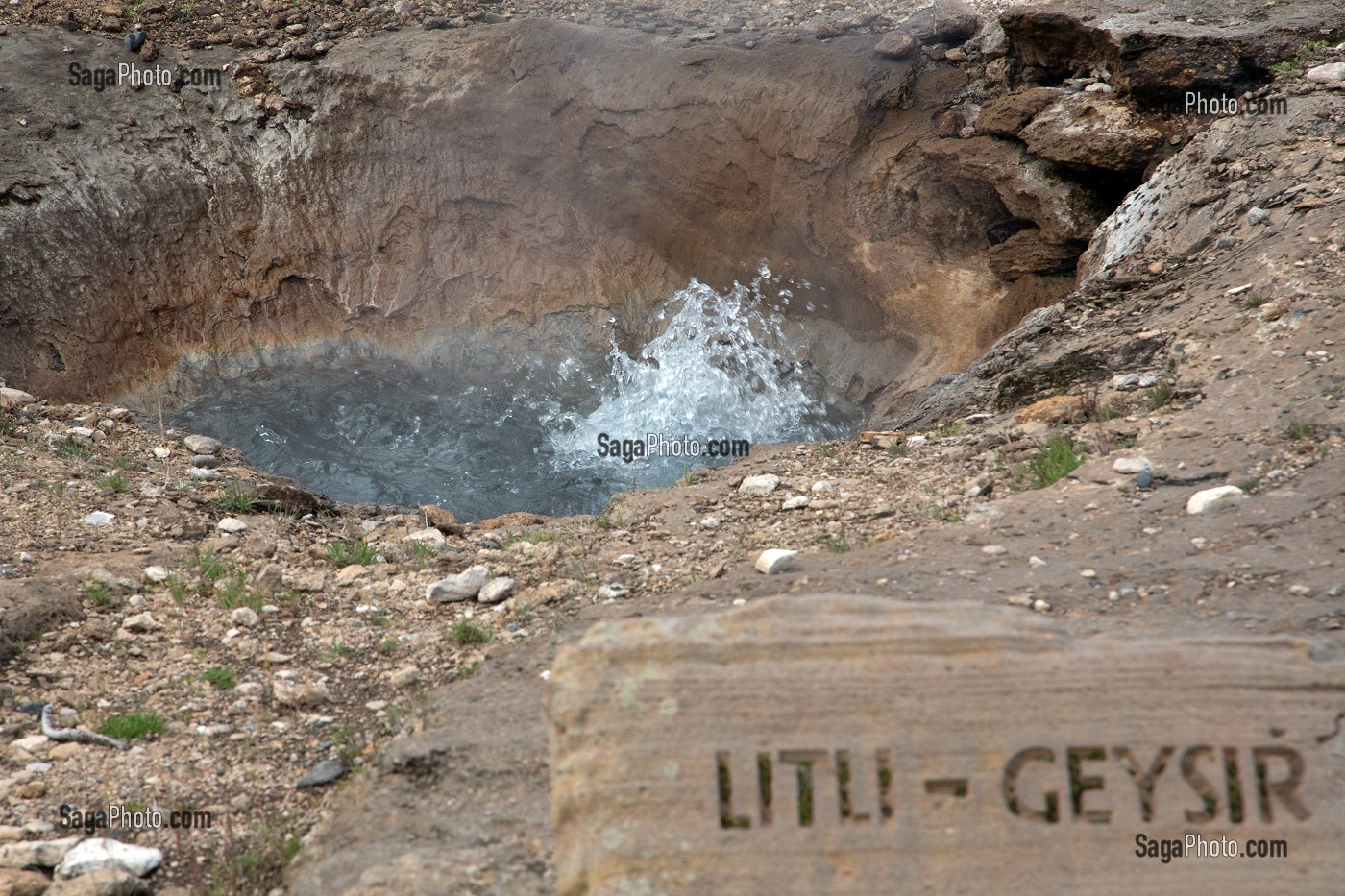 JAILLISSEMENT DU PETIT LITLI GEYSER SUR LE CELEBRE SITE DE GEYSIR, CERCLE D'OR, GOLDEN CIRCLE, SUD-OUEST DE L'ISLANDE 