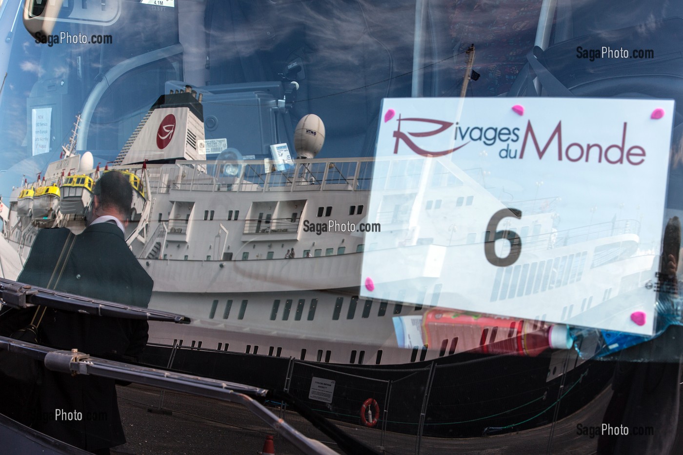 BUS RIVAGES DU MONDE DEVANT LE BATEAU DE CROISIERE ASTORIA, BELFAST, ULSTER, IRLANDE DU NORD 