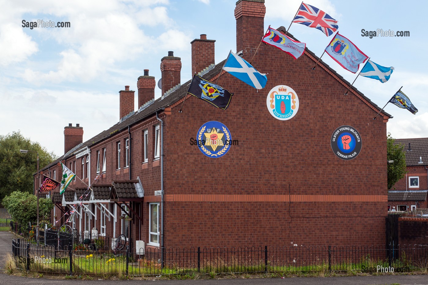 DRAPEAUX PATRIOTES ET BLASONS DES MILICES ARMEES LORS DES EMEUTES DU CONFLIT NORD IRLANDAIS, MURS D'UNE MAISON DE SHANKILL ROAD (UDU, UDA), HOPEWELL CRESCENT, QUARTIER OUEST PROTESTANT, BELFAST, ULSTER, IRLANDE DU NORD 