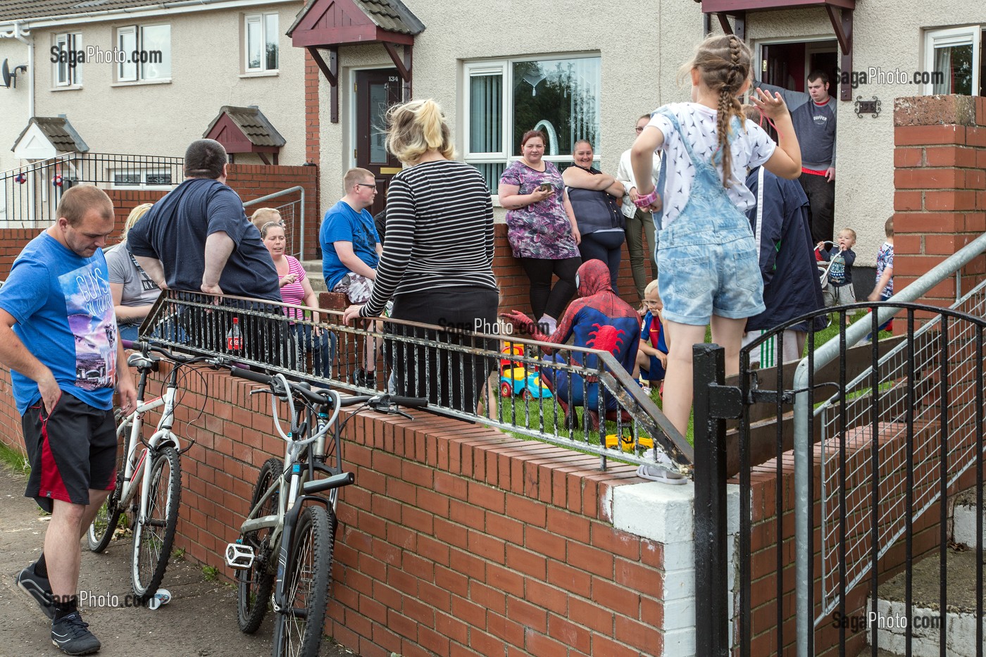 PARTY ANNIVERSAIRE AVEC SPIDERMAN DANS UN JARDIN D'UNE MAISON DU QUARTIER OUEST PROTESTANT, BELFAST, ULSTER, IRLANDE DU NORD 