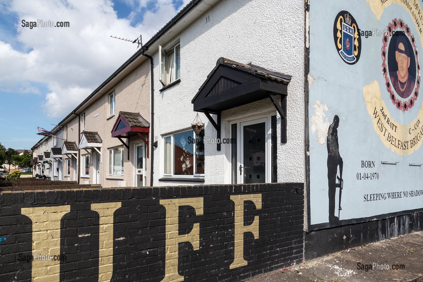 FRESQUES MURALES SUR LES MURS DES MAISONS DE SHANKILL ROAD (UDU, UFF, UDA), HOPEWELL CRESCENT, QUARTIER OUEST PROTESTANT, BELFAST, ULSTER, IRLANDE DU NORD 