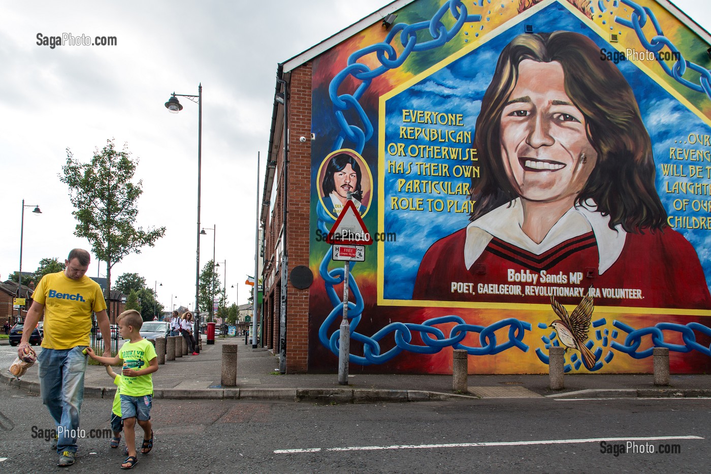 PEINTURE MURALE DE BOBBY SANDS (1954-1981), POETE REVOLUTIONNAIRE, MEMBRE DE L'IRA, DEPUTE DE LA CHAMBRE DES COMMUNES, MORT EN MARTYR EN PRISON APRES UNE GREVE DE LA FAIM DE 66 JOURS, QUARTIER CATHOLIQUE DE FALLS ROAD, BELFAST, ULSTER, IRLANDE DU NORD 