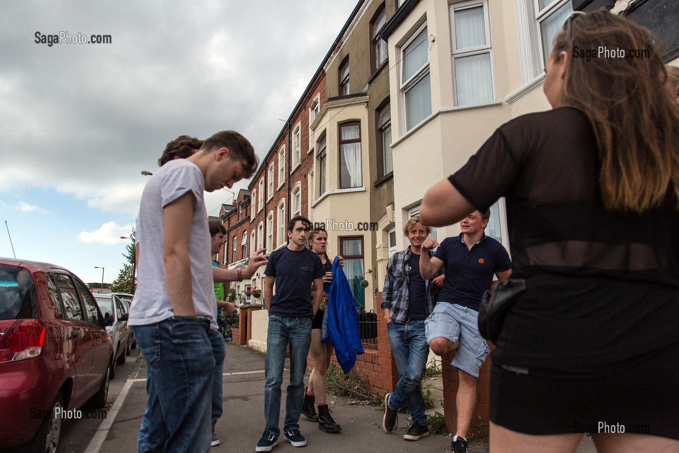 SCENE DE RUE AVEC DES JEUNES DU QUARTIER OUEST, BELFAST, ULSTER, IRLANDE DU NORD 