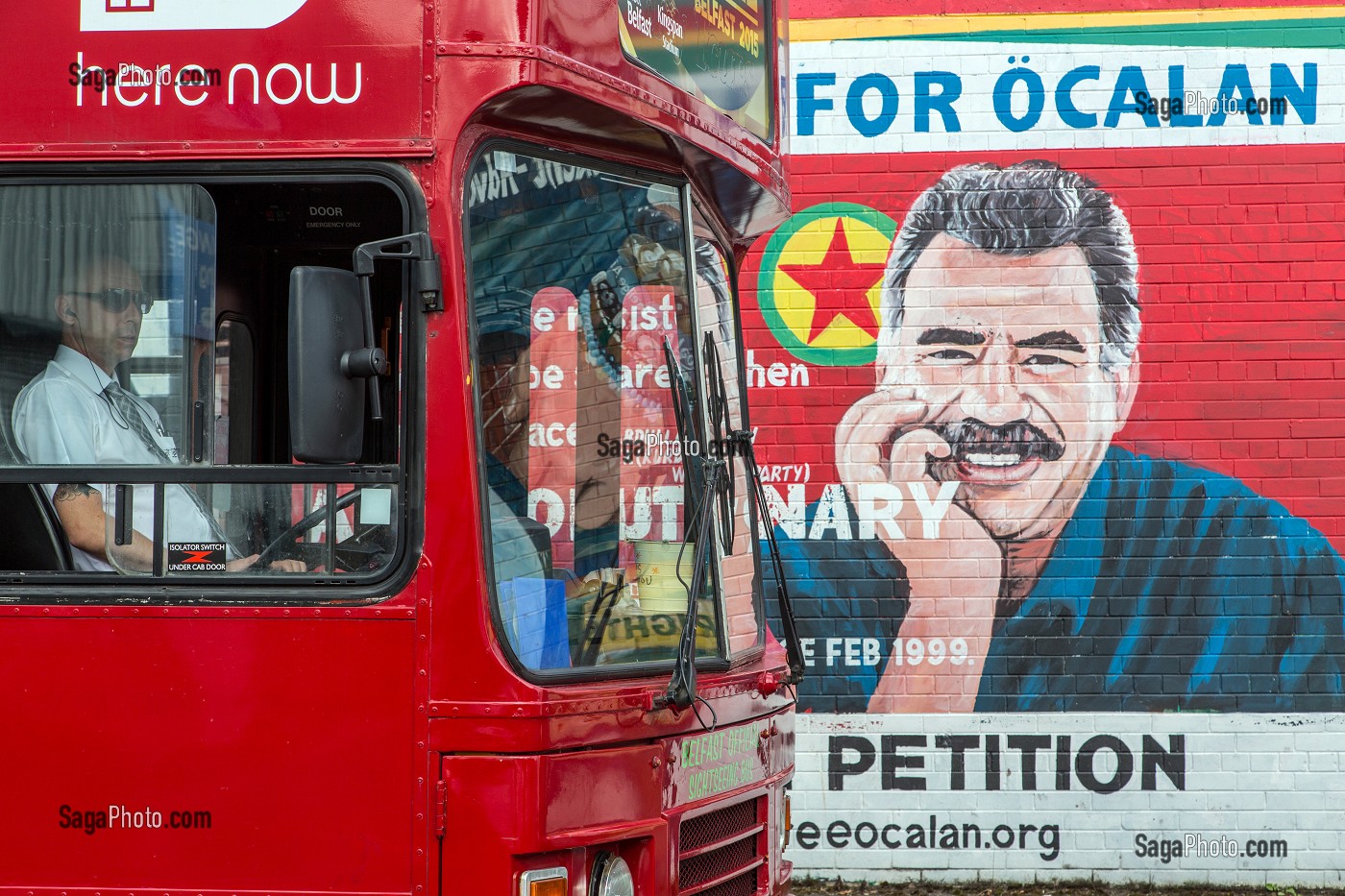 PORTRAIT DE ABDULLAH OCALAN, FONDATEUR DU PARTI TURQUE DES TRAVAILLEURS KURDISTAN, FRESQUES MURALES SUR LE MUR DE LA PAIX (PEACE LINE), BELFAST, ULSTER, IRLANDE DU NORD 