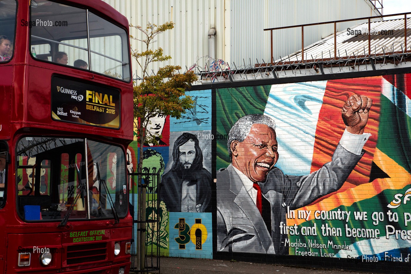 NELSON MANDELA, FRESQUES MURALES SUR LE MUR DE LA PAIX (PEACE LINE) SEPARANT LE QUARTIER PROTESTANT SHANKILL DE FALLS CATHOLIQUE, SPRINGMARTIN ROAD, QUARTIER OUEST, BELFAST, ULSTER, IRLANDE DU NORD 