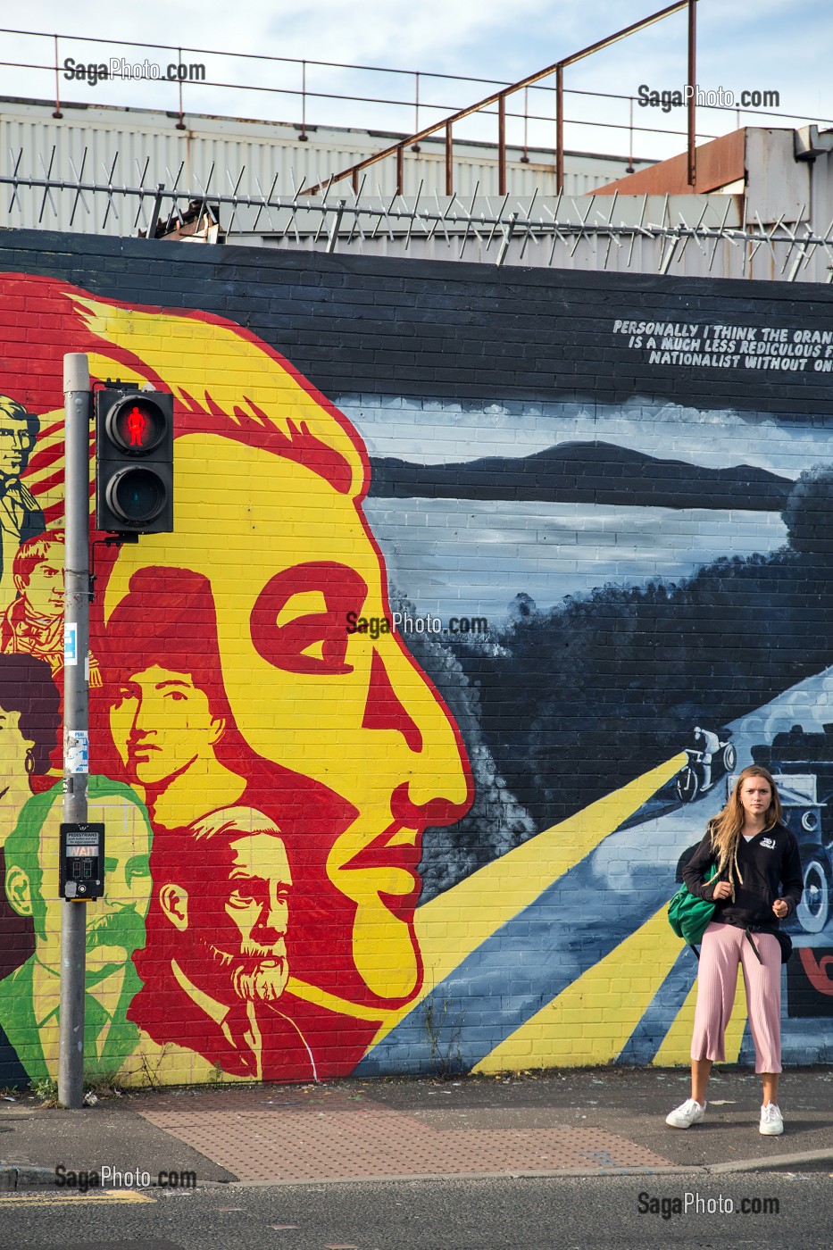 JEUNE FEMME DEVANT LES PEINTURES MURALES DE INTERNATIONAL WALL, DIVIS STREET, BELFAST, ULSTER, IRLANDE DU NORD 