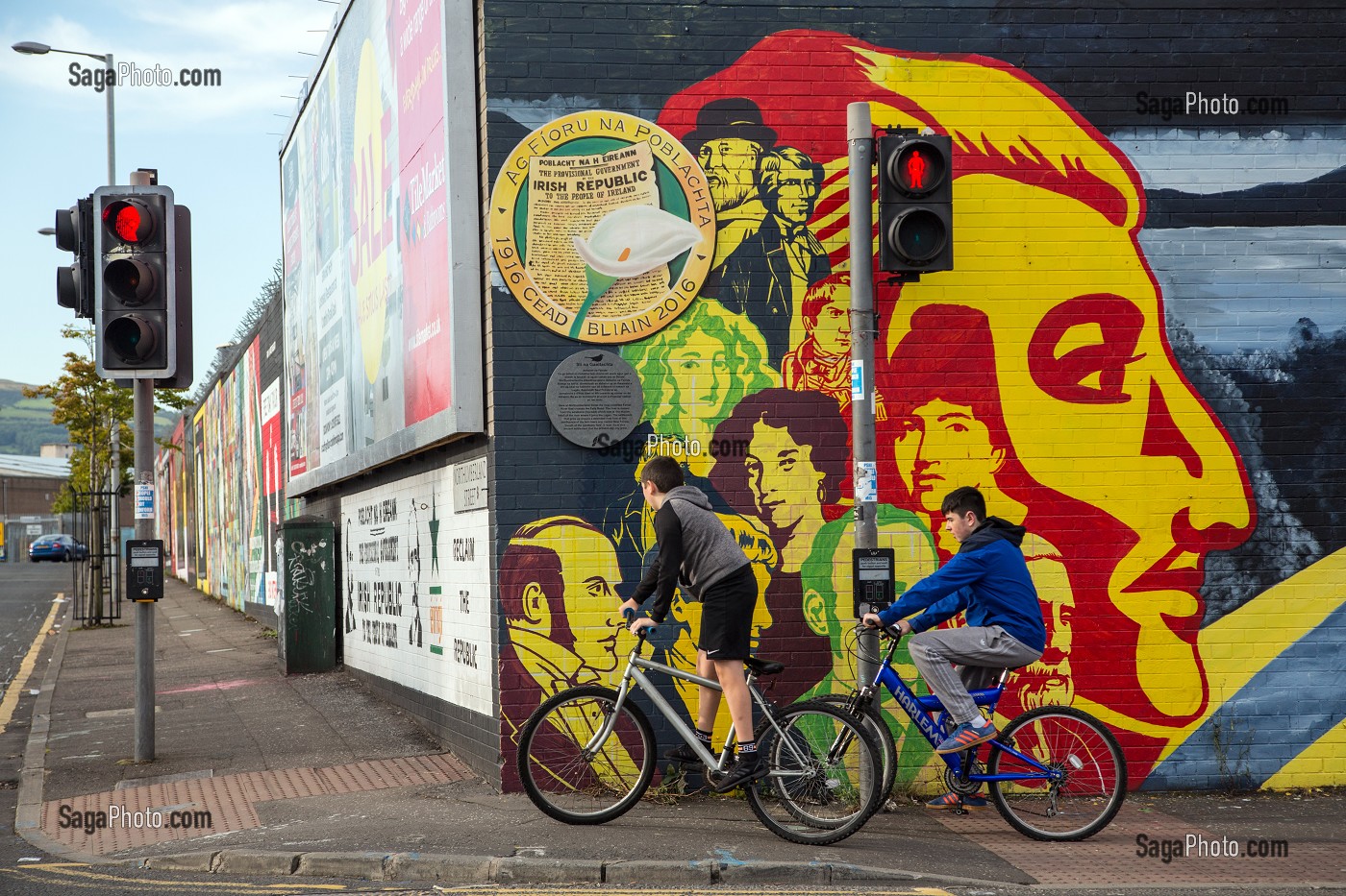 ENFANTS A VELO DEVANT LES PEINTURES MURALES DE INTERNATIONAL WALL, DIVIS STREET, BELFAST, ULSTER, IRLANDE DU NORD 