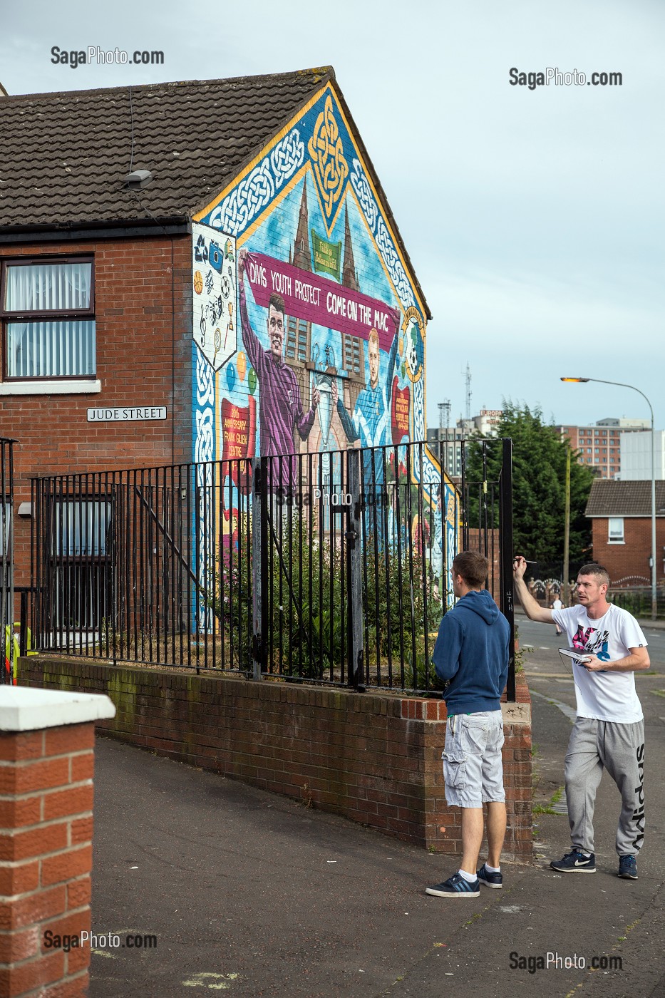 PEINTURES MURALES EN SOUVENIR DES EMEUTES DU CONFLIT NORD IRLANDAIS, QUARTIER OUEST CATHOLIQUE DE ALBERT STREET, BELFAST, ULSTER, IRLANDE DU NORD 