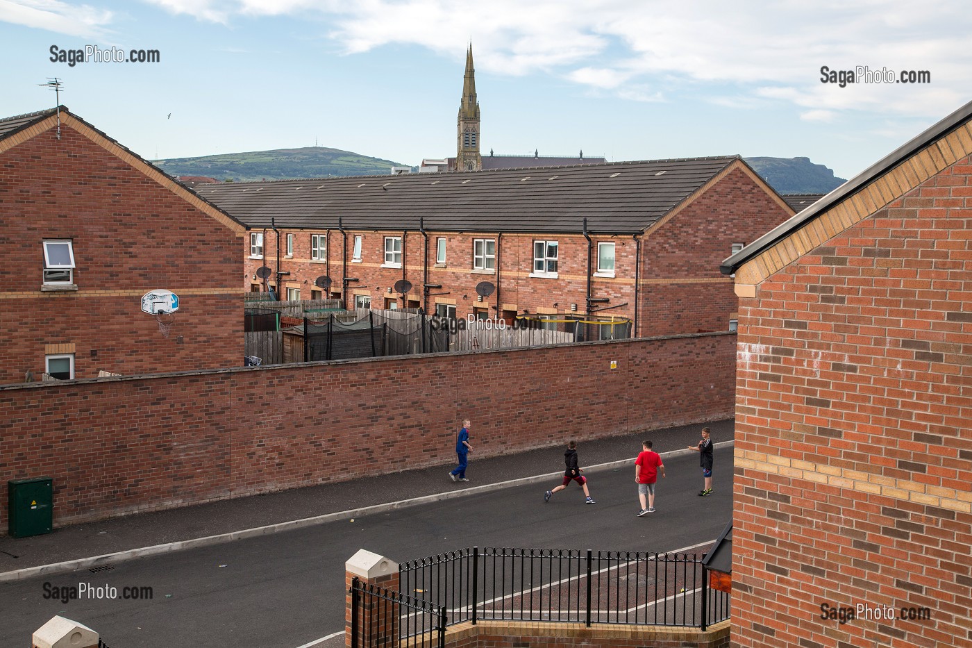 ENFANTS DANS LA RUE, JEU DE BALLON (FOOTBALL), CULLINGTREE ROAD, QUARTIER OUEST, BELFAST, ULSTER, IRLANDE DU NORD 
