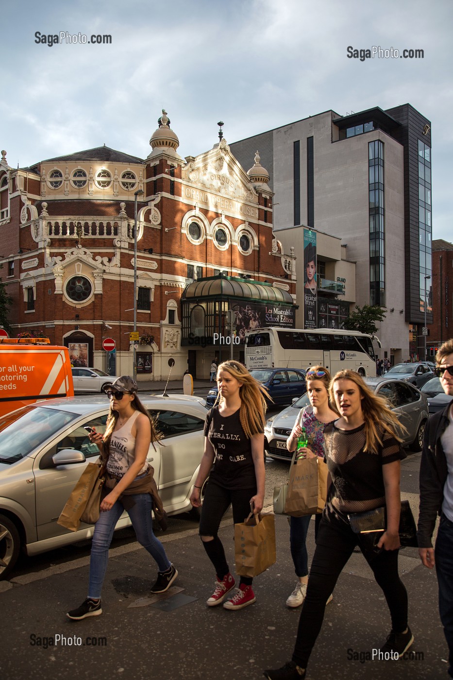 JEUNES FILLES DANS LA RUE DEVANT LE GRAND OPERA HOUSE (CIRQUE, THEATRE), VICTORIA STREET, CENTRE-VILLE DE BELFAST, ULSTER, IRLANDE DU NORD 