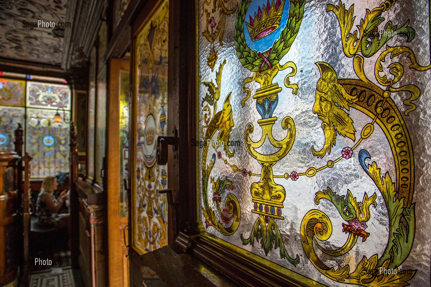 VITRAUX A L'INTERIEUR DE THE CROWN BAR SALOON DEPUIS 1849, VICTORIA STREET, CENTRE-VILLE DE BELFAST, ULSTER, IRLANDE DU NORD 