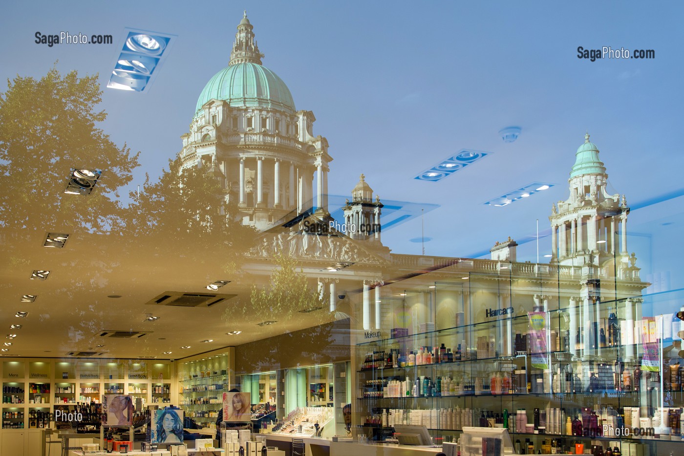 REFLET DU BELFAST CITY HALL DANS UNE BOUTIQUE DE PRODUITS DE BEAUTE, DONEGALL SQUARE EAST, BELFAST, ULSTER, IRLANDE DU NORD 