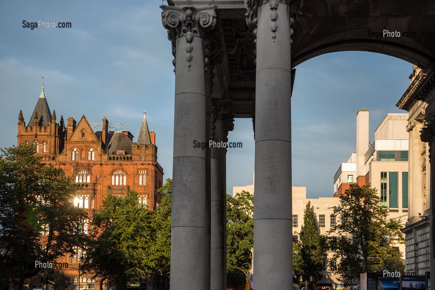 BELFAST CITY HALL ET IMMEUBLE DE LA BANQUE D'IRLANDE, CENTRE VILLE, DONEGALL SQUARE, BELFAST, ULSTER, IRLANDE DU NORD 