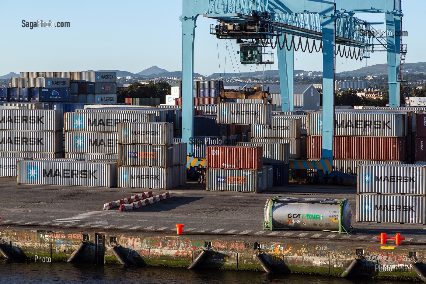 PORTE CONTAINER MAERSK SUR LE PORT DE COMMERCE DE DUBLIN, IRLANDE 