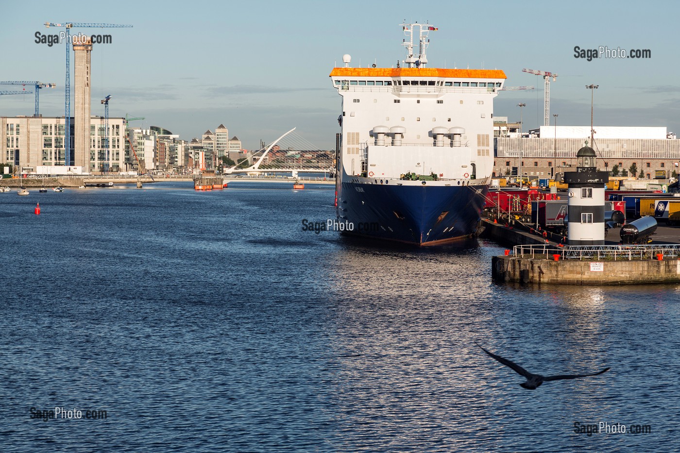 BATEAU A QUAI, PORT DE COMMERCE DE DUBLIN, IRLANDE 