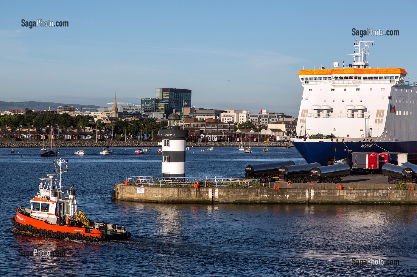 PILOT REMORQUEUR A LA SORTIE DU PORT DE COMMERCE DE DUBLIN, IRLANDE 