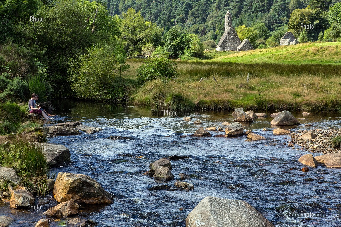 BALADE AU BORD DE LA RIVIERE DEVANT LES RUINES DE L'ANCIEN MONASTERE DE GLENDALOUGH ETABLI AU VI EME SIECLE PAR SAINT KEVIN ET DETRUIT EN 1398 PAR LES ANGLAIS, COMTE DE WICKLOW, IRLANDE 