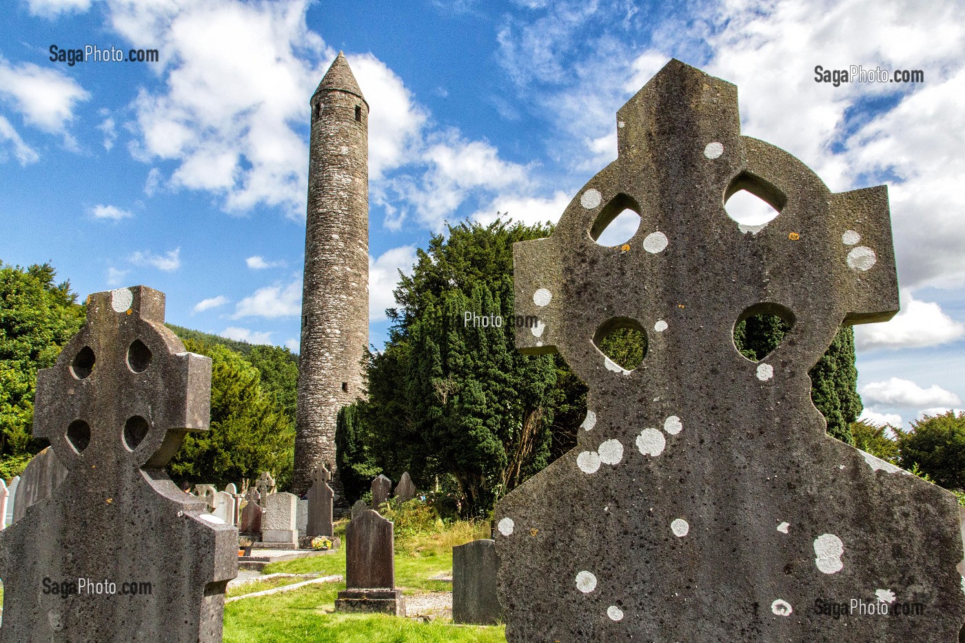 PIERRES TOMBALES DEVANT LA TOUR RONDE HAUTE DE 33 METRES RUINES DE L'ANCIEN MONASTERE DE GLENDALOUGH ETABLI AU VI EME SIECLE DETRUIT EN 1398 PAR LES ANGLAIS, COMTE DE WICKLOW, IRLANDE 