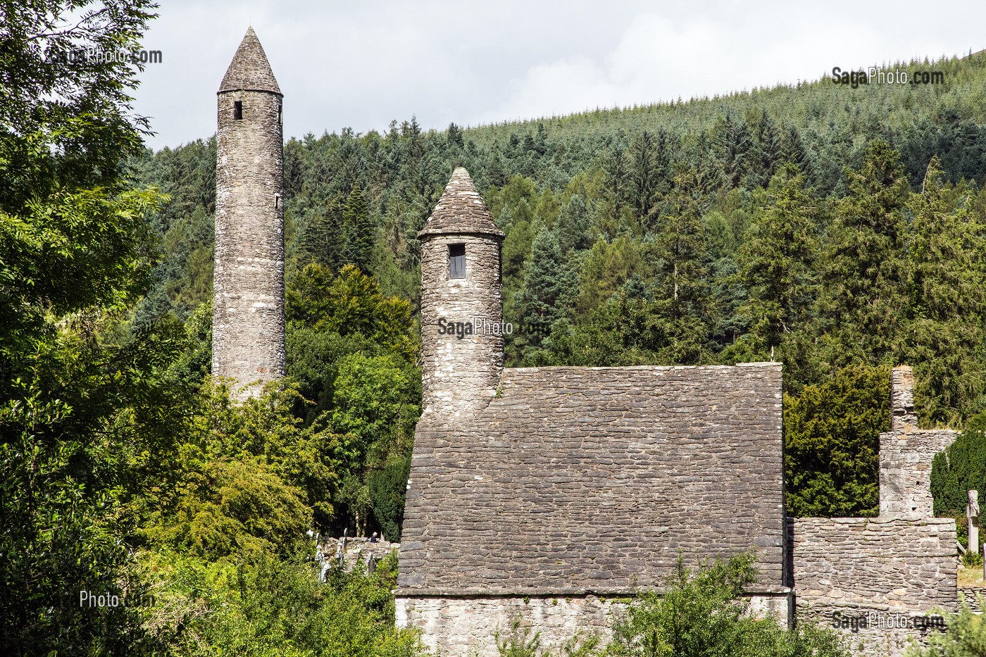 EGLISE SAINT KEVIN ET TOUR RONDE DE 33 METRES RUINES DE L'ANCIEN MONASTERE DE GLENDALOUGH ETABLI AU VI EME SIECLE DETRUIT EN 1398 PAR LES ANGLAIS, COMTE DE WICKLOW, IRLANDE 