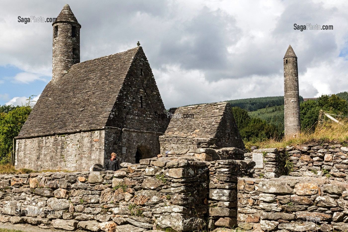 EGLISE SAINT KEVIN ET TOUR RONDE DE 33 METRES RUINES DE L'ANCIEN MONASTERE DE GLENDALOUGH ETABLI AU VI EME SIECLE DETRUIT EN 1398 PAR LES ANGLAIS, COMTE DE WICKLOW, IRLANDE 