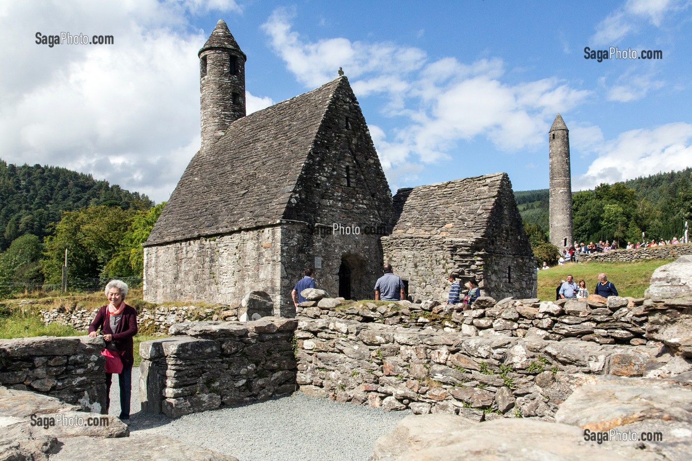 TOURISTES DEVANT L'EGLISE SAINT KEVIN ET TOUR RONDE DE 33 METRES RUINES DE L'ANCIEN MONASTERE DE GLENDALOUGH ETABLI AU VI EME SIECLE DETRUIT EN 1398 PAR LES ANGLAIS, COMTE DE WICKLOW, IRLANDE 